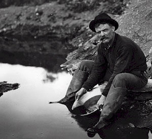 Gold-Panning-Yukon-River