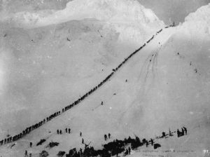 Miners_climb_Chilkoot